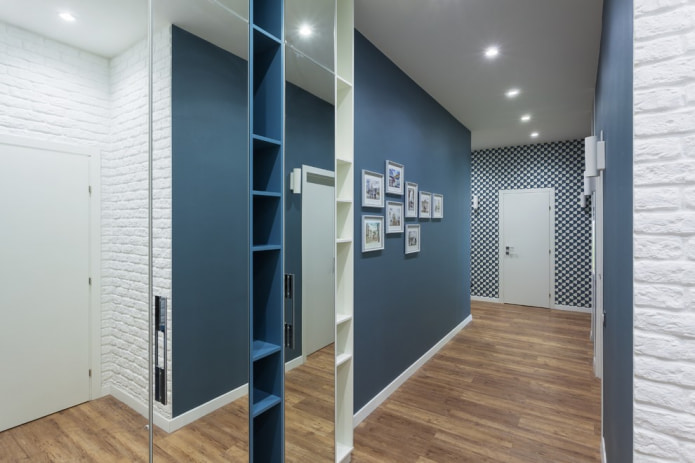 Modernes Flurdesign in Weiß und Blau