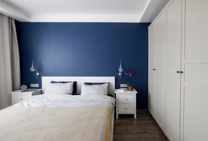weiße Möbel und blaue Wände