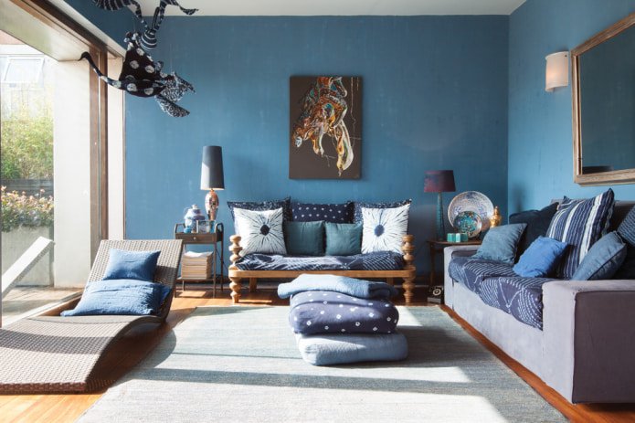 blaue Kissen auf dem Sofa