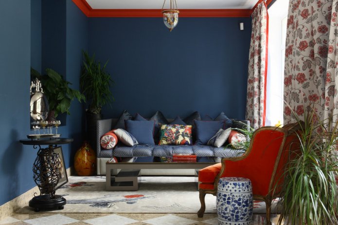 blaue Kissen auf dem Sofa