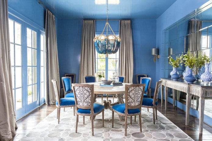 Blaues und braunes Esszimmer