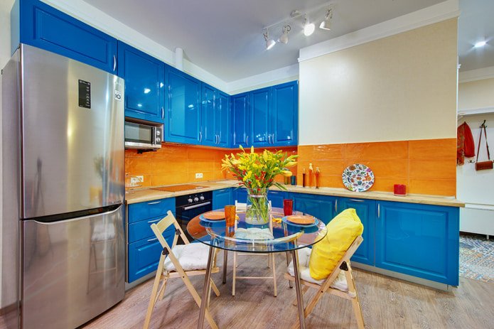 Blaue und orange Küche