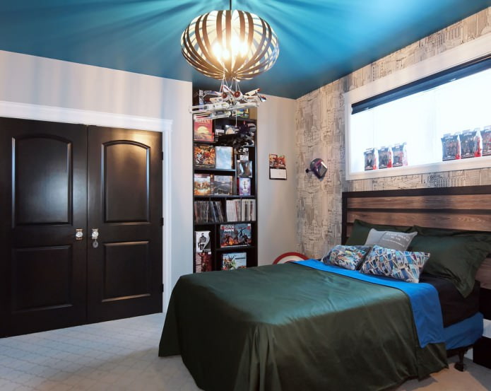 Blaue Decke im Schlafzimmer