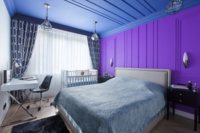 blaue Decke und violette Wand
