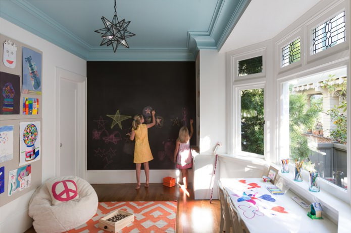 Hellblaue Deckenfarbe im Kinderzimmer