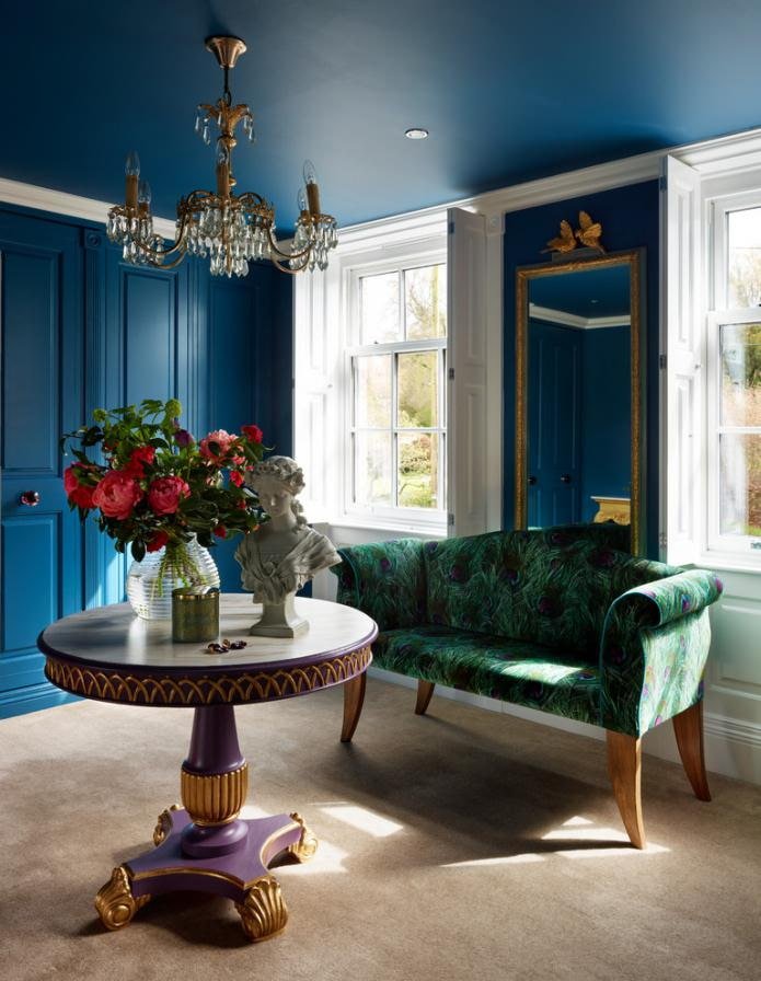 Blaue Decke in einem Raum im klassischen Stil