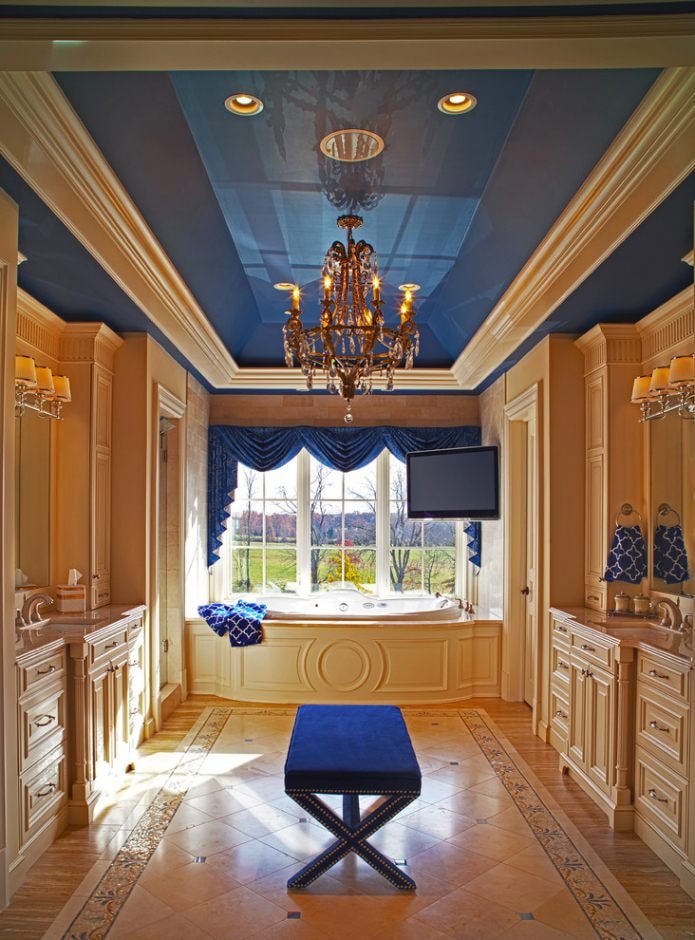 Blaue Decke in einem Badezimmer im klassischen Stil