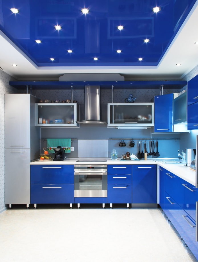 Blaue Spanndecke in der Küche