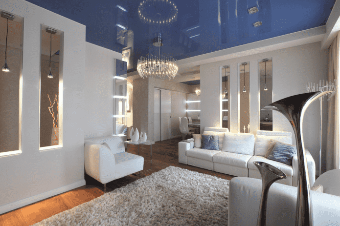 Blaue Spanndecke im Wohnzimmer