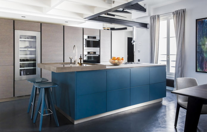 Kücheninterieur in Grau- und Blautönen