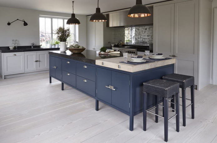 Kücheninterieur in Grau- und Blautönen
