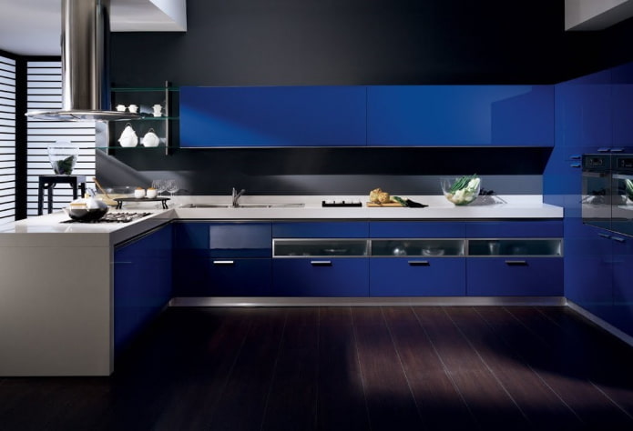 Kücheninterieur in Schwarz- und Blautönen