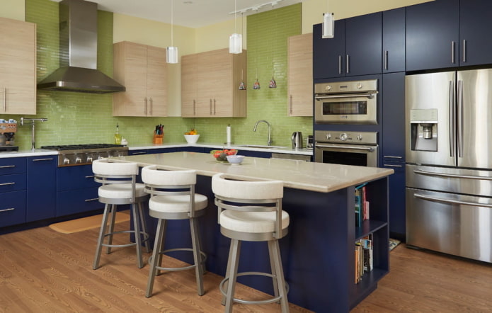 Kücheninterieur in blau-grünen Tönen