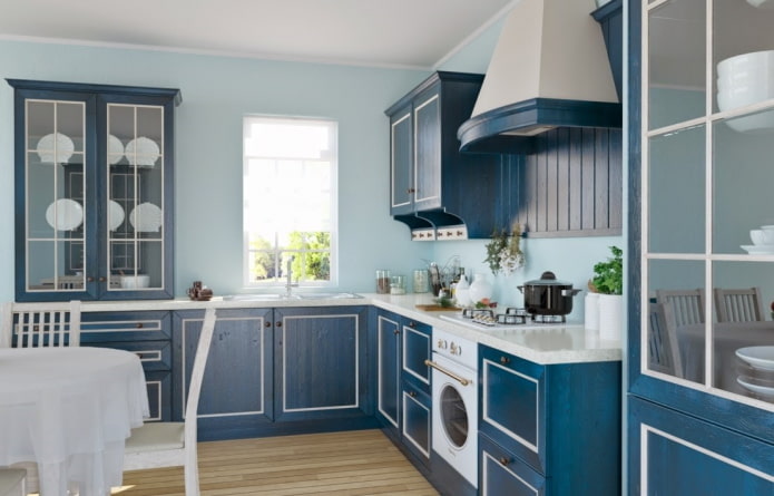 Kücheninterieur in Blau- und Hellblautönen