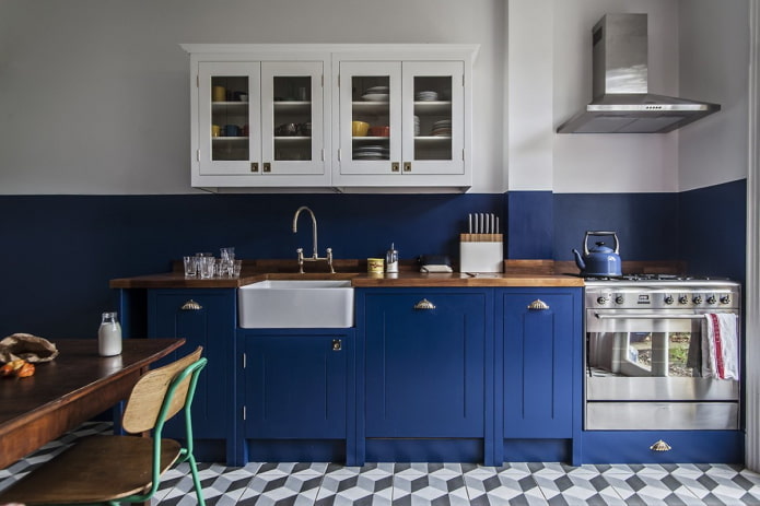 Kücheninterieur in Blau- und Weißtönen