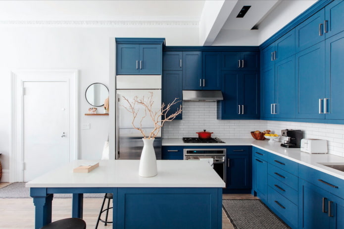 Kücheninterieur in Blau- und Weißtönen