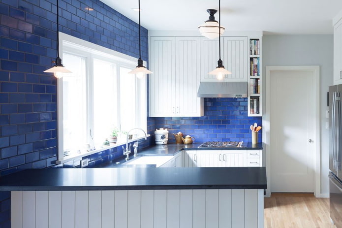 Kücheninterieur in Blau- und Weißtönen