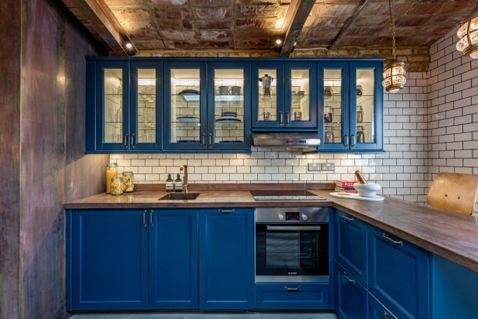 Küche in Blautönen im Loft-Stil