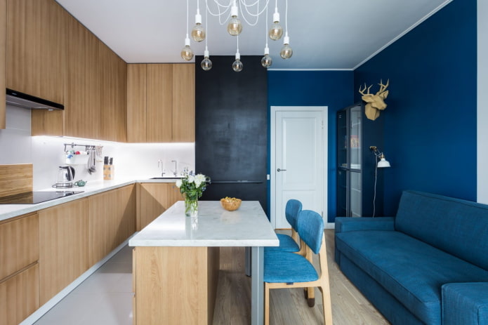 Essbereich im Kücheninterieur in Blautönen