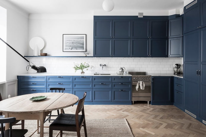 Haushaltsgeräte im Kücheninterieur in Blautönen