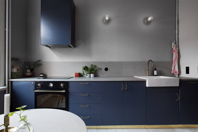 Kücheninterieur in Grau- und Blautönen