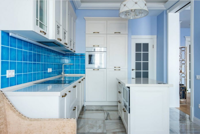 Kücheninterieur in Blau- und Hellblautönen