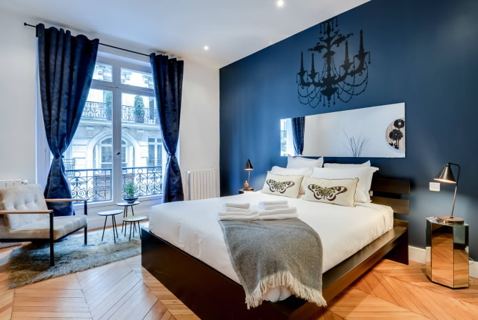 Schlafzimmer mit braunen Möbeln