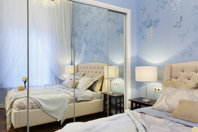 Beige Möbel auf blauem Hintergrund
