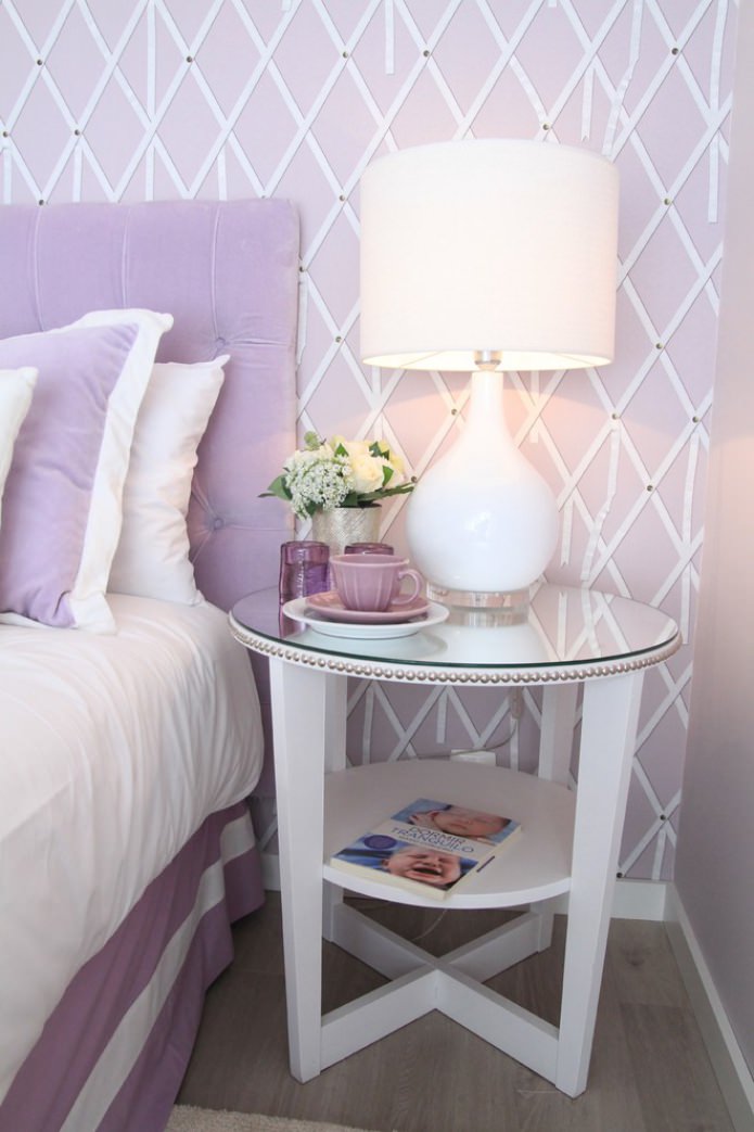 Schlafzimmer mit fliederfarbenen Wänden