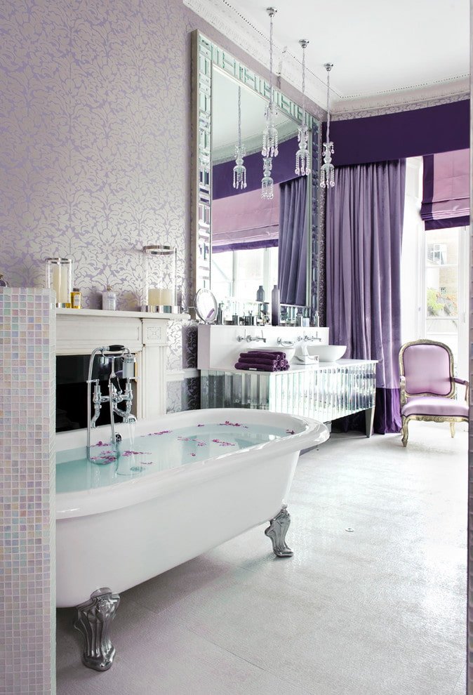 Lila Vorhänge im Badezimmer
