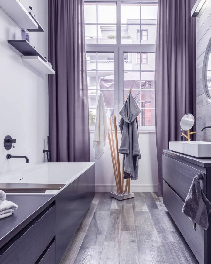 Lila Vorhänge im Badezimmer