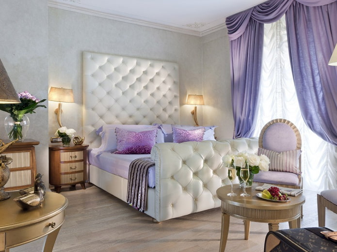 lila Lambrequins im Interieur