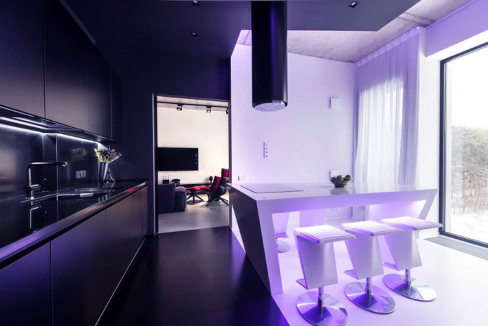 lila Tüll im Interieur im Hightech-Stil
