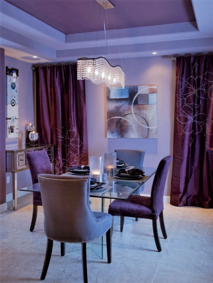 Mehrstöckige violette Decke