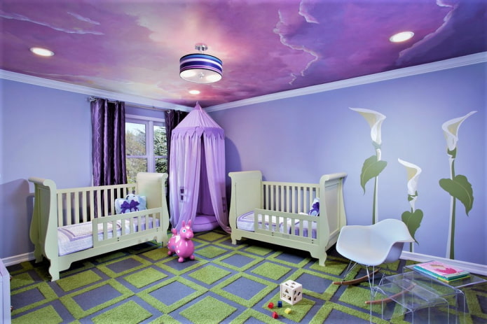 Fotodruck in Fliedertönen an der Decke