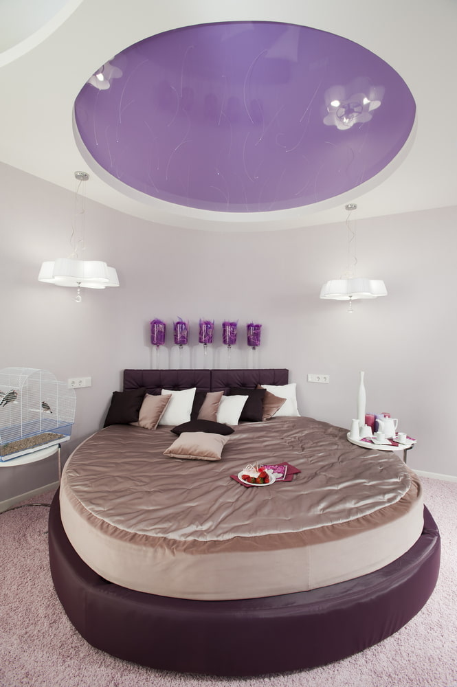 weiße und lila Decke im Schlafzimmer