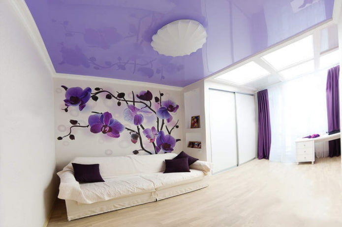lila Decke im Wohnzimmer