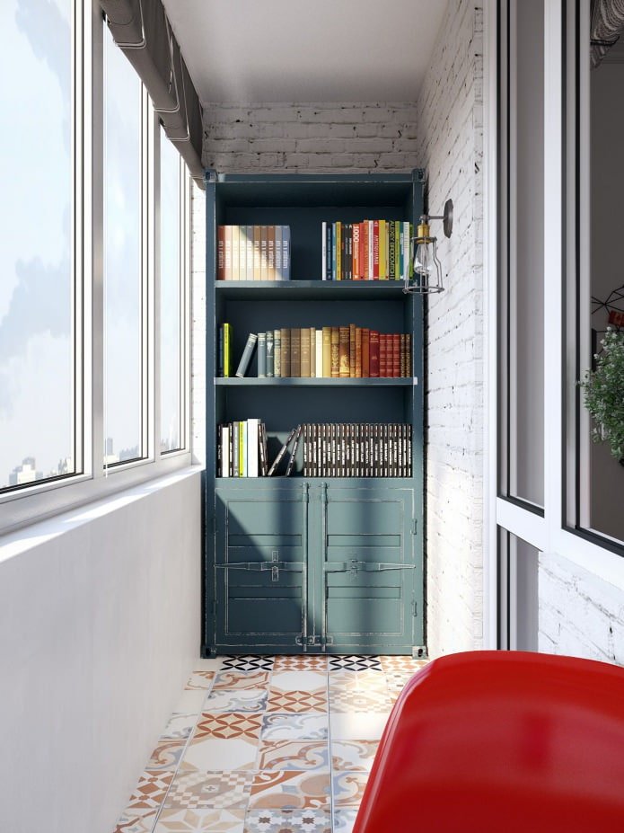 Bücherregal auf der Loggia