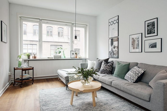 Sofa mit grauem Bezug