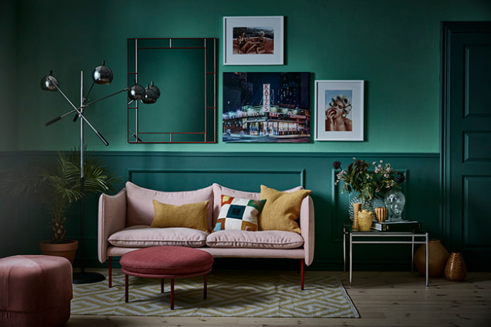 Smaragdgrünes skandinavisches Interieur