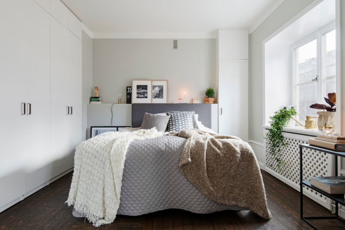 Bett mit Tagesdecke und Decke