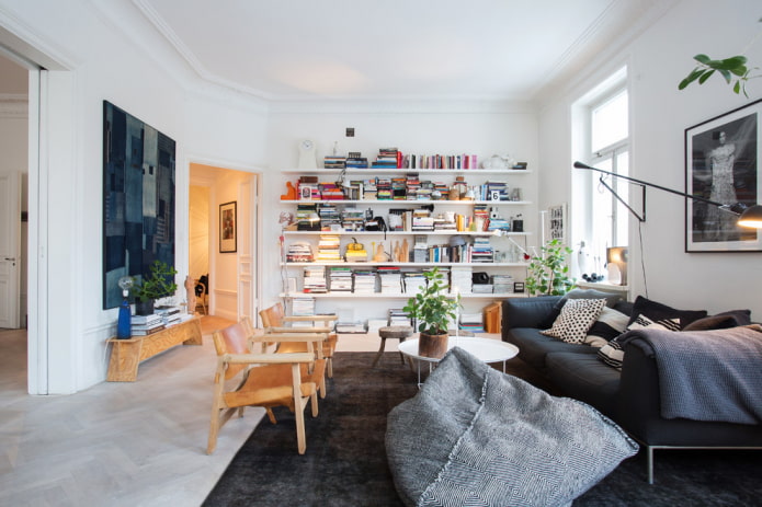 Bibliothek in einem skandinavischen Zimmer