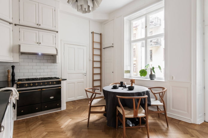 Tischdecke in einer skandinavischen Küche