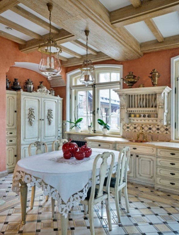 Tischdecke mit Rüschen
