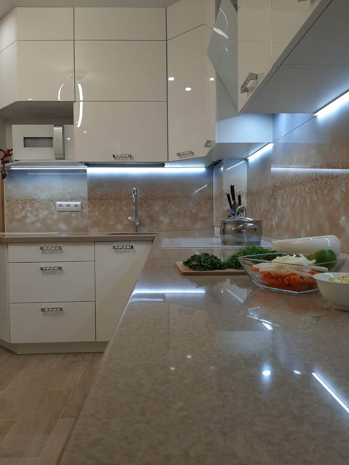 Skinali mit Sandmotiven und Beleuchtung