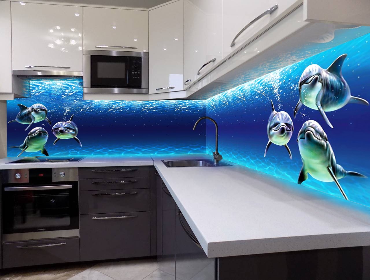 Skinali mit schwimmenden Delfinen