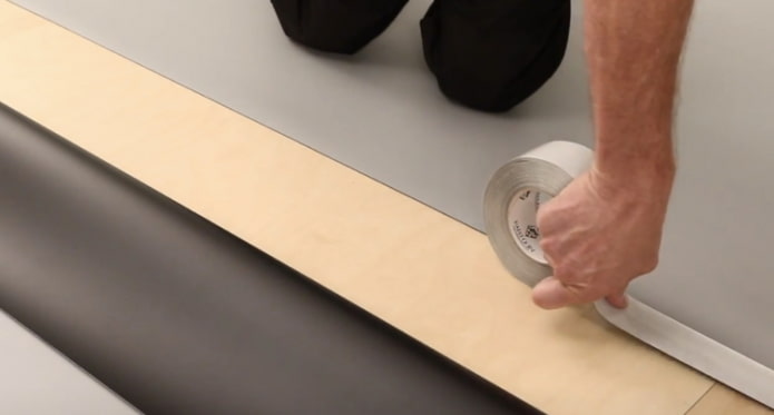 Doppelseitiges Klebeband ankleben