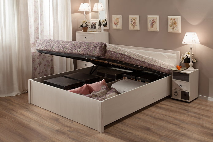 Bett mit Hebemechanismus