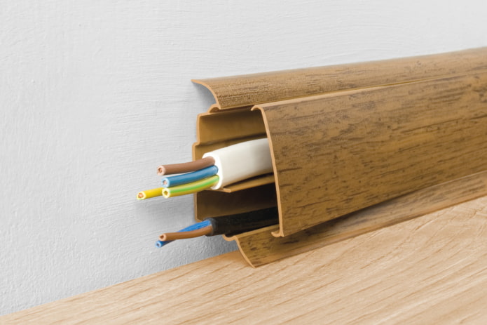 Kabel in der Fußleiste