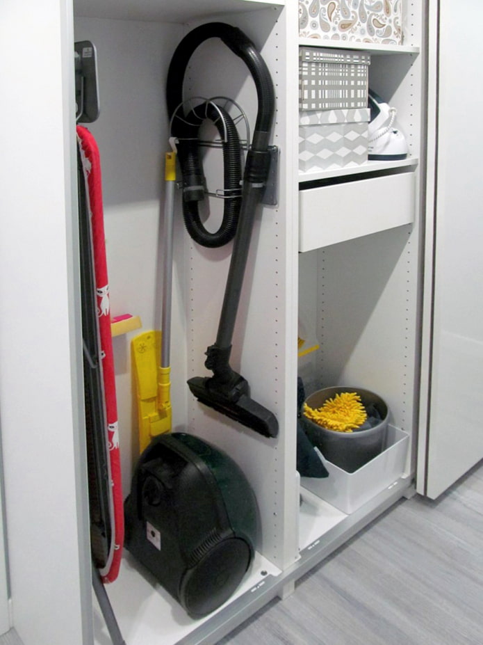 Versteckter Staubsauger und Wischmopp